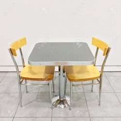 Dos sillas y mesa