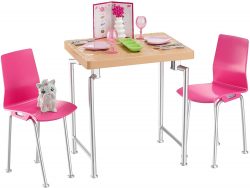 Mesa y sillas Barbie